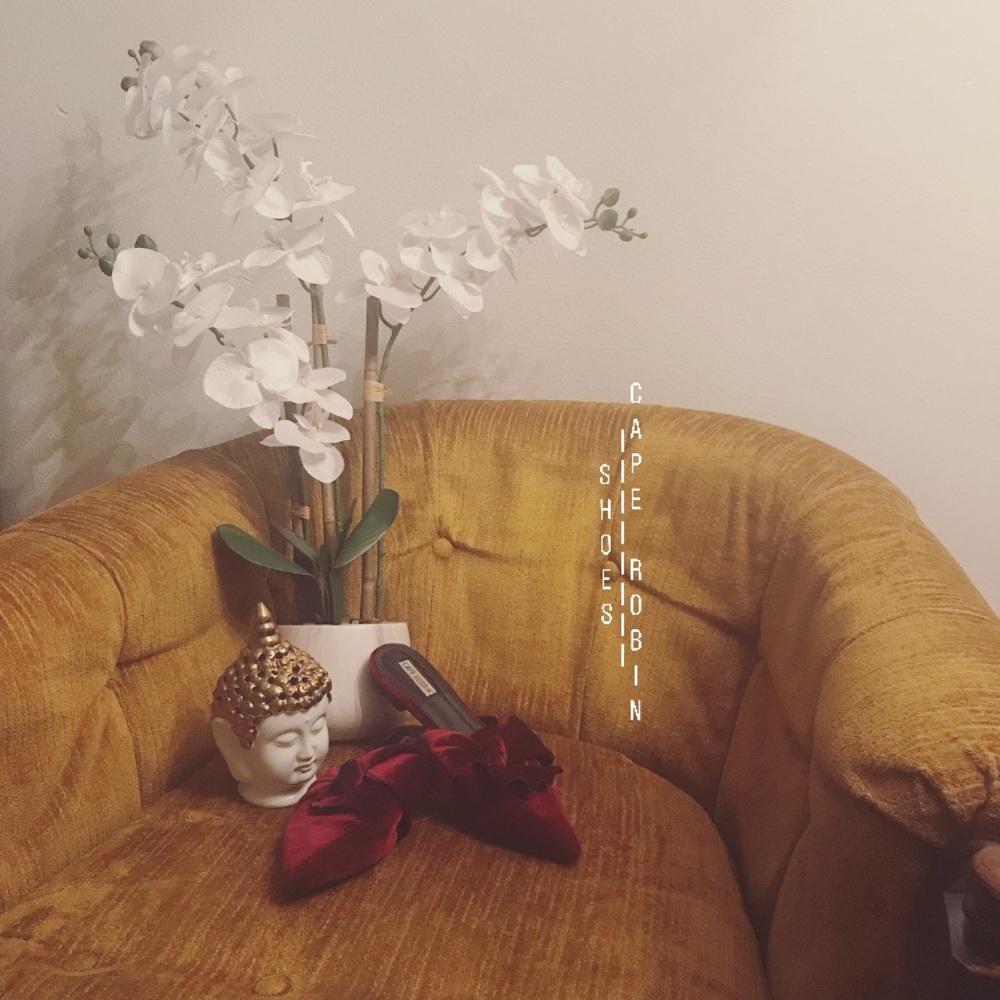 cape robin | velvet red bow heels | 7.5